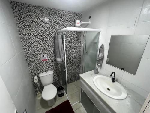 ナタールにあるPrático 228のトイレ、洗面台、シャワー付きのバスルーム