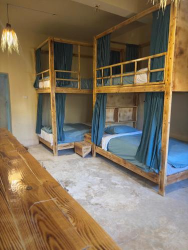 Voodi või voodid majutusasutuse Siwa Oracle Hostel toas