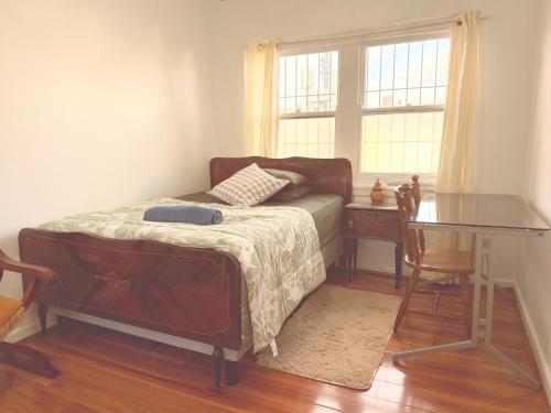 Ένα ή περισσότερα κρεβάτια σε δωμάτιο στο Spacious Luxe Rooms - Prime location in Earlwood & close to shops