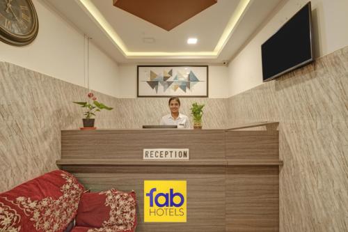 Μια τηλεόραση ή/και κέντρο ψυχαγωγίας στο FabHotel Sapthagiri Suites Inn