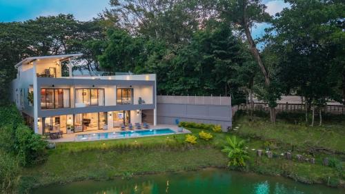 Fotografie z fotogalerie ubytování Lakeside 5-BR New Pool Villa in Gated Community v destinaci Chalong