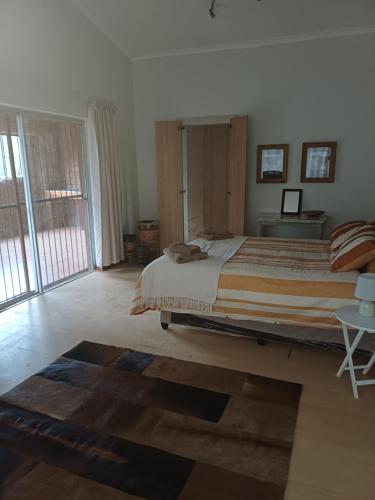 een slaapkamer met een groot bed in een kamer bij Bush and Birding Backpacker in Pretoria