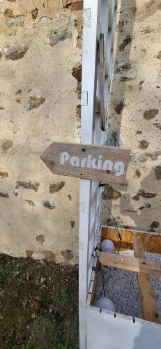 a wooden sign on top of a white fence at La Casita in Maisoncelles-du-Maine