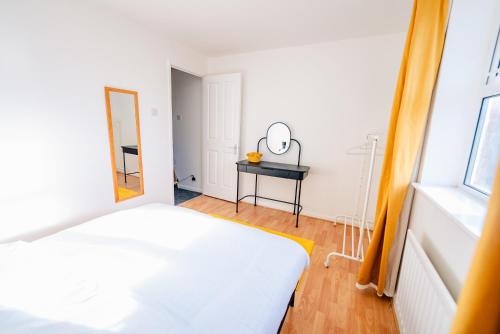 Postel nebo postele na pokoji v ubytování Spacious & High celling 2 Bedroom House