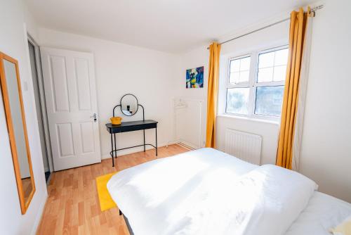 Modern 2BR Home Free Parking, Garden & WiFi photo 12
