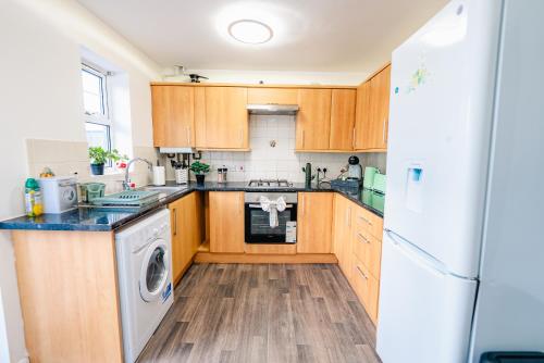Modern 2BR Home Free Parking, Garden & WiFi photo 13