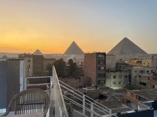 een uitzicht op de piramides vanaf het dak van een gebouw bij Prince pyramids Historical in Caïro