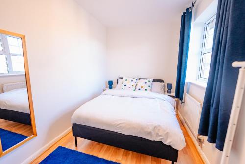 Modern 2BR Home Free Parking, Garden & WiFi photo 18