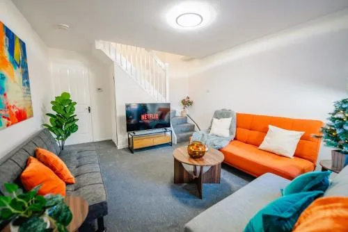 Modern 2BR Home Free Parking, Garden & WiFi photo 1