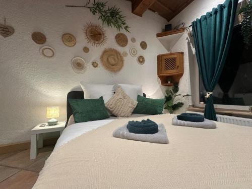 Un dormitorio con una gran cama blanca con almohadas verdes. en HONOR - Green Oasis, en Linz