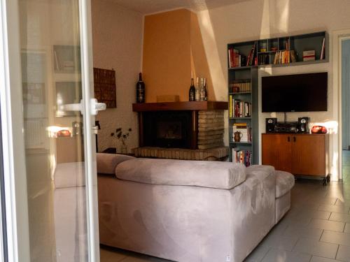 سرير أو أسرّة في غرفة في Casa Roberta - Esperienze di campagna