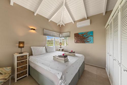 a bedroom with a bed and a window at 6 persoons vakantiehuis in Jan Thiel in Willemstad