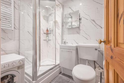 Ένα μπάνιο στο 11 Priory Cottages, cottage with lake access on Windermere