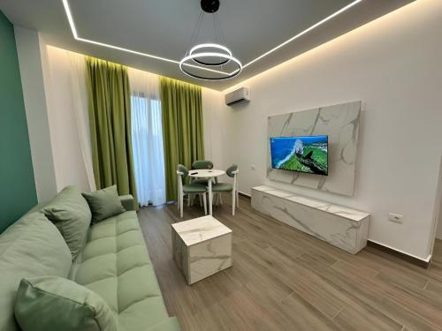 TV a/nebo společenská místnost v ubytování Seaside Escape Apartments