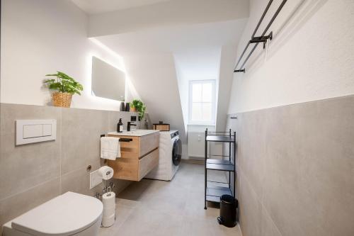 a bathroom with a toilet and a sink at LudwigsCozyEscape - Historisches Altstadt-Apartment mit Sichtbalken am Residenzschloss, 6 Gäste, SmartTV in jedem Zimmer, Highspeed WLAN, Workspace, 24h Self Check-in, Parkhaus 2 Min Gehweite in Ludwigsburg