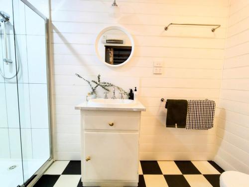 une salle de bain avec un lavabo et un miroir dans l'établissement Hanging Rock Farm Stay, à Newham