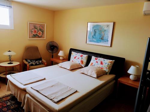 una camera da letto con un letto e una sedia di Villa Roca - 1st floor a Estepona