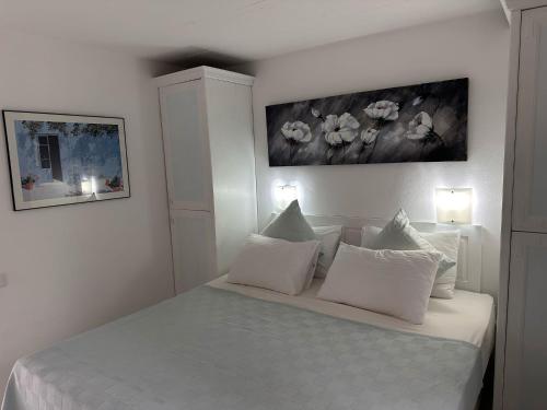 - une chambre blanche avec un lit et des oreillers blancs dans l'établissement Seaview Holiday Home Kalkan, à Kalkan