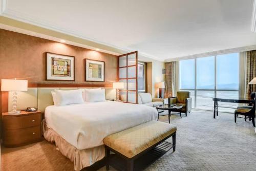 Postel nebo postele na pokoji v ubytování MGM Signature 1BR Condo with Strip & Pool Views