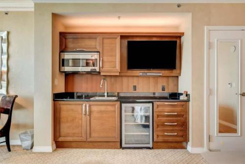 Kuchyň nebo kuchyňský kout v ubytování MGM Signature 1BR Condo with Strip & Pool Views