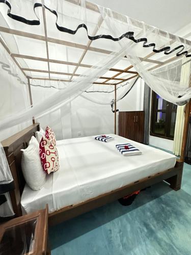 坦加拉The Sammy tranquilo的一张带天蓬的床
