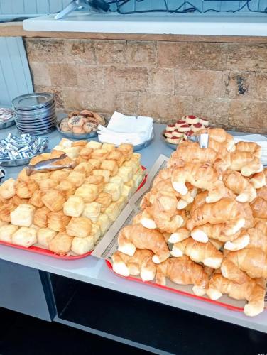 ein Tisch mit mehreren Tabletten Essen drauf in der Unterkunft KIN Hotel in Villa Carlos Paz