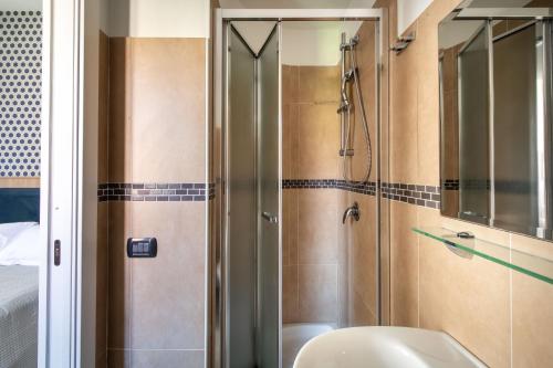 une salle de bains avec douche, toilettes et lavabo dans l'établissement Villa Margherita, à Cefalù