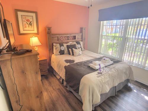 a bedroom with two twin beds and a window at Rocco's Retreat in Orlando