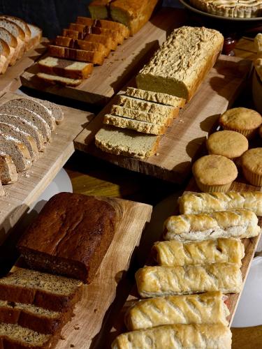 una mostra di diversi tipi di pane e dolci di Belabela Omdera a Serengeti