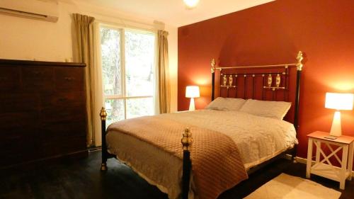 Ένα ή περισσότερα κρεβάτια σε δωμάτιο στο Half a house with Cubby House in Selby near Puffing Billy