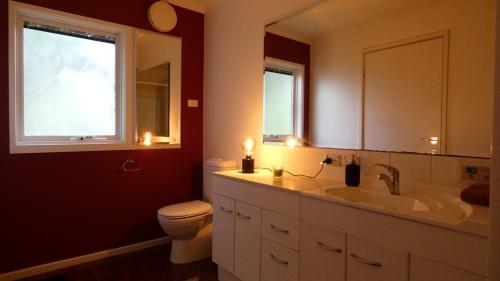 Ένα μπάνιο στο Half a house with Cubby House in Selby near Puffing Billy