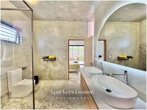 un baño con dos lavabos y una ducha en SG19 Villa Serenity Lux, en Calodyne