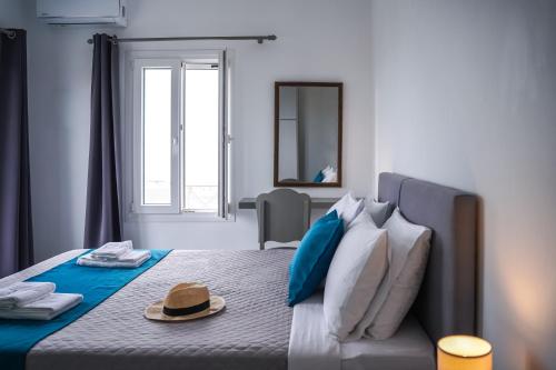 une chambre avec un lit avec un chapeau dessus dans l'établissement Villa Anna with Panoramic sea views, à Pyrgos