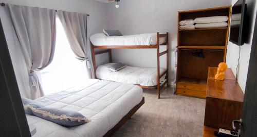 En eller flere senge i et værelse på Satto Aparts