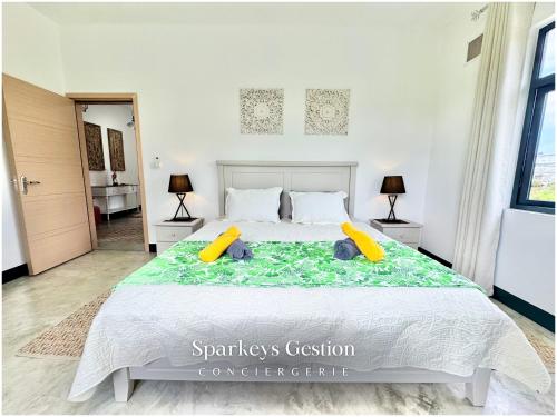 En eller flere senge i et værelse på SG19 Villa Serenity Lux