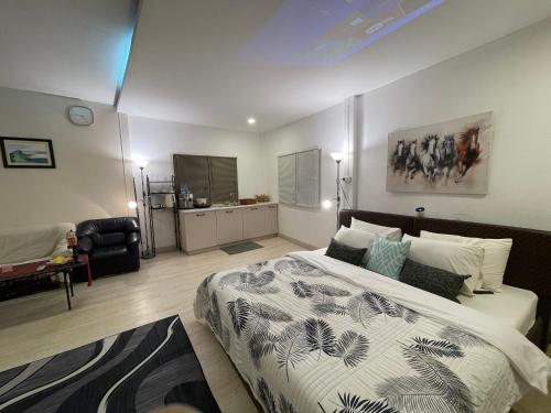 ein Schlafzimmer mit Bett und ein Wohnzimmer in der Unterkunft Rural stay Baan mea pen in Ban Pang Mung