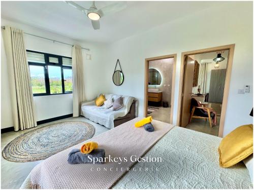 Un dormitorio con una cama y una sala de estar. en SG19 Villa Serenity Lux, en Calodyne