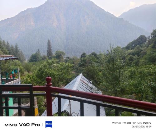 un balcone con vista su una montagna di Mayaloka cafe & stays a Kasol