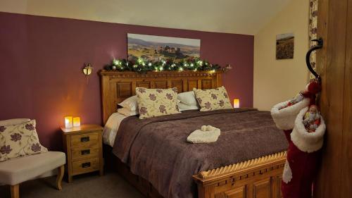 - une chambre dotée d'un lit avec des lumières de Noël dans l'établissement Couples Retreat in Beautiful West Devon Countryside, à Broadwoodwidger