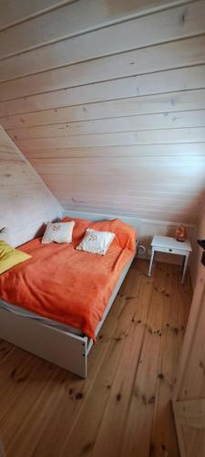 Ένα ή περισσότερα κρεβάτια σε δωμάτιο στο Czarny Domek