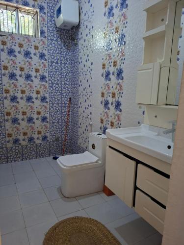 ein Badezimmer mit Toilette und Waschbecken in der Unterkunft Furali'Sa in Paje