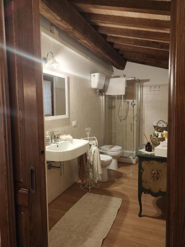 a bathroom with a sink and a toilet at Cottage La Dolce Agogia Panicale in Panicale
