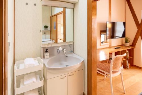 a bathroom with a sink and a desk at casa de tsuru in Osaka
