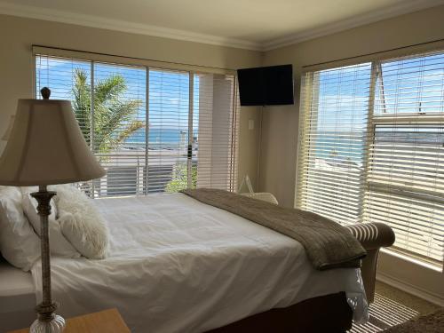 Giường trong phòng chung tại Blue Rocks at Langebaan