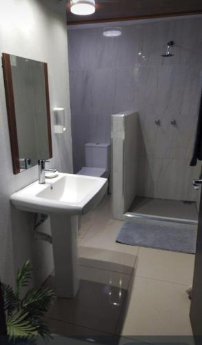a bathroom with a white sink and a shower at Fruta de mango #2 in Lagunillas