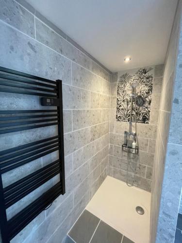 une salle de bain avec une douche et un lavabo dans l'établissement Famille LATT, à Ouges