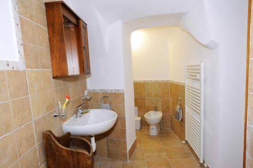 A bathroom at Medieval House