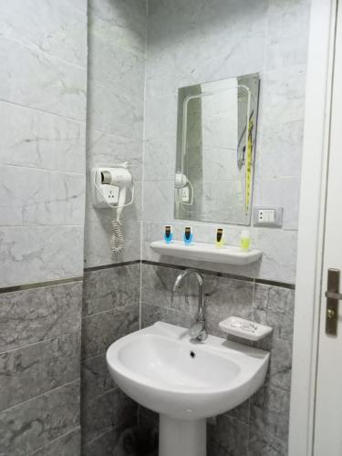 A bathroom at NEW Hostel pyramids