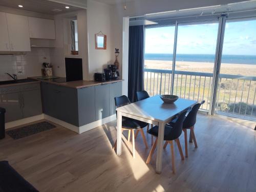 Η κουζίνα ή μικρή κουζίνα στο Bel appartement spacieux front de mer