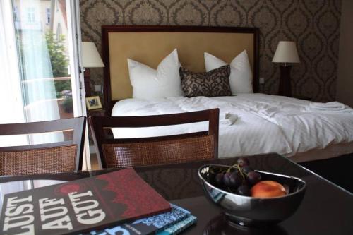 a bedroom with a bed and a bowl of fruit on a table at Sophienstrasse Appartement in Baden-Baden